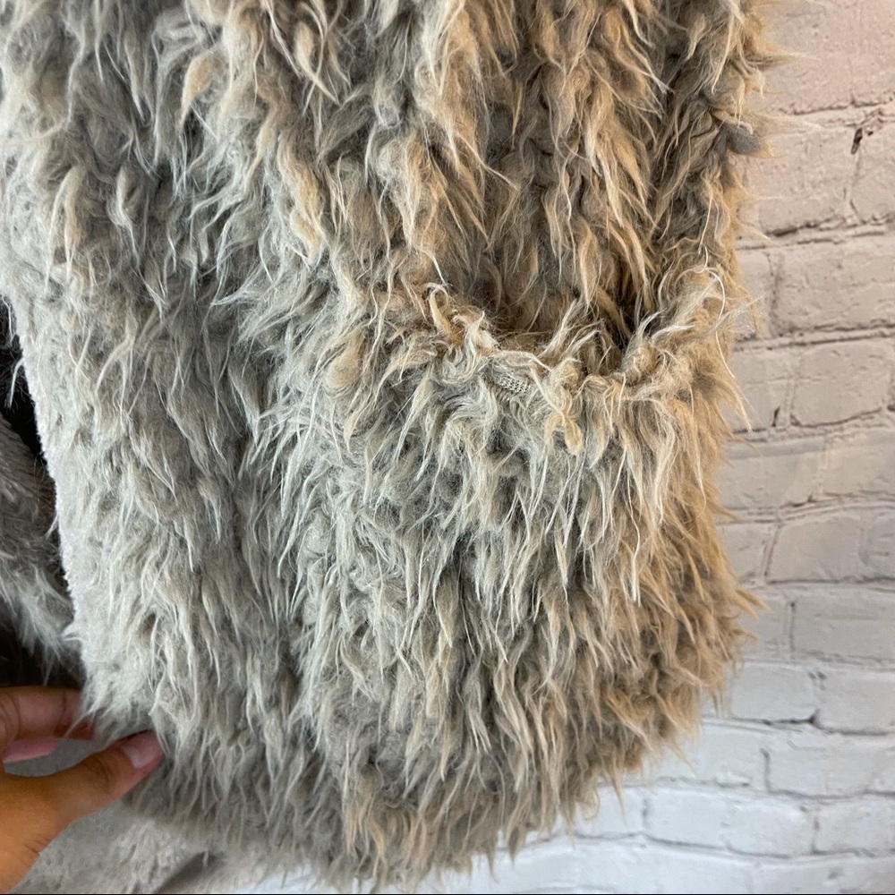 [Code] Fuzzy Vest - Picture 3 of 9